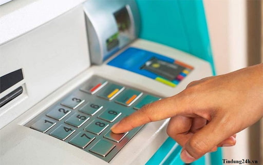 Tiến hành tra cứu số tài khoản ACB qua hệ thống ATM