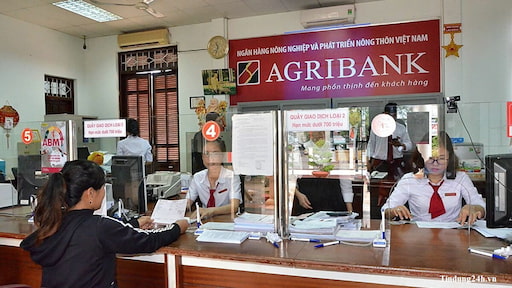 Kiểm tra số dư tài khoản Agribank tại quầy giao dịch