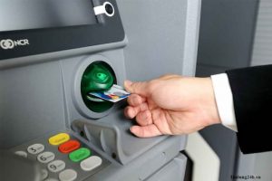 Kiểm tra số dư tài khoản Vietcombank qua cây ATM