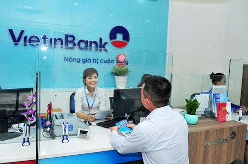 Tại Vietinbank, trước khi khách hàng gửi tiết kiệm sẽ được nhân viên hướng dẫn tận tình