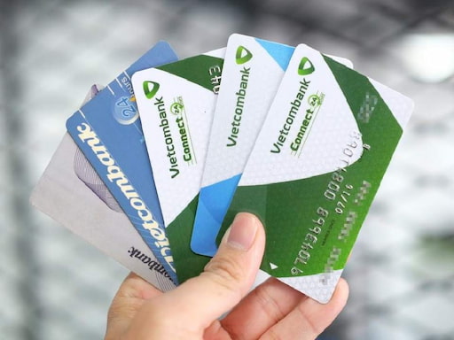 Với thẻ ATM Vietcombank, khách hàng có thể thực hiện mọi thao tác thanh toán mua sắm, hóa đơn điện nước trực tuyến