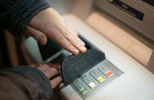 Khách hàng có thể thao tác rút tiền mặt tại cây ATM của ngân hàng SHB